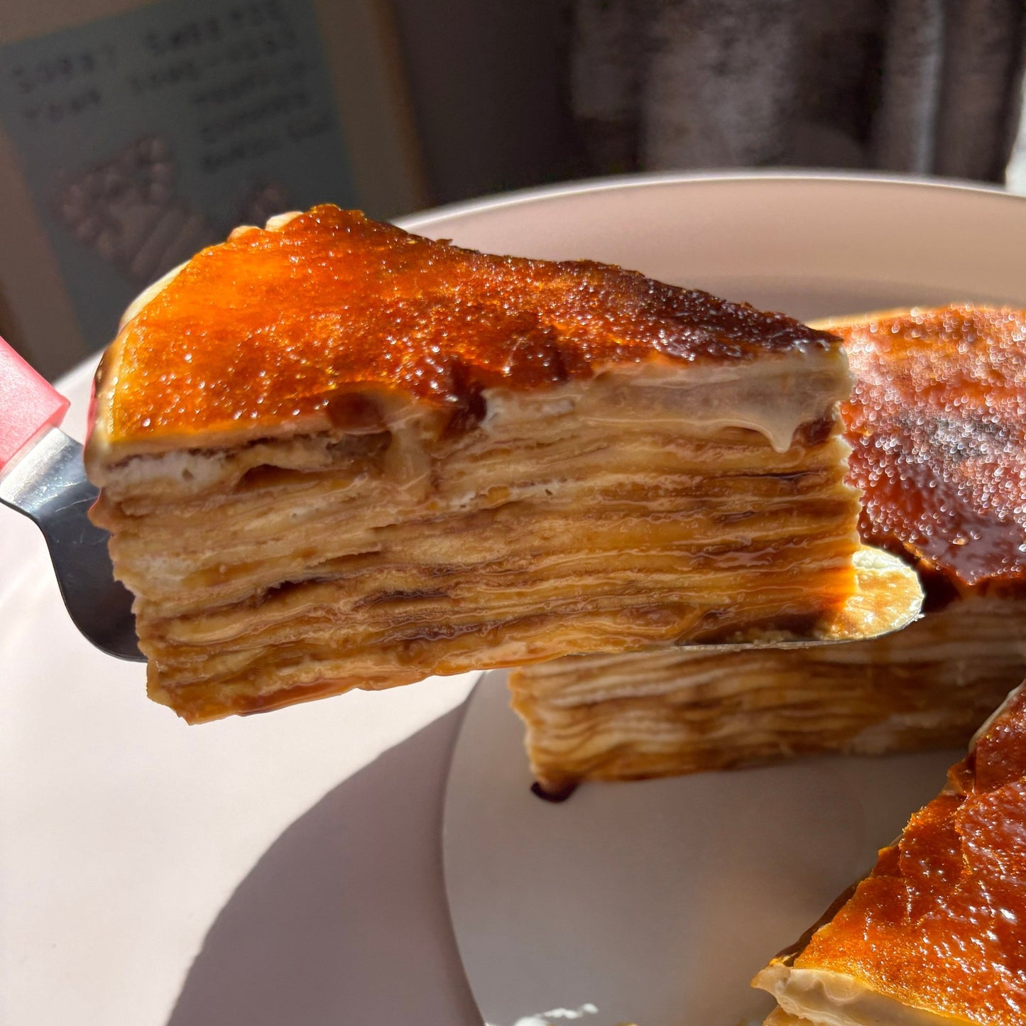 Rebanada de Crême brûlée mille crêpes - Tetesito De Limón